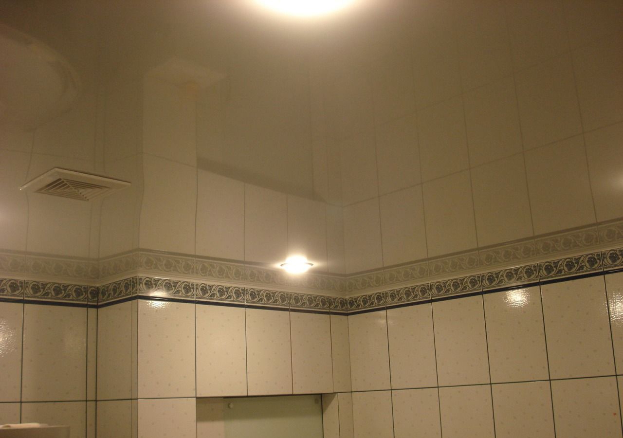 фото глянцевых натяжных потолков в ванной